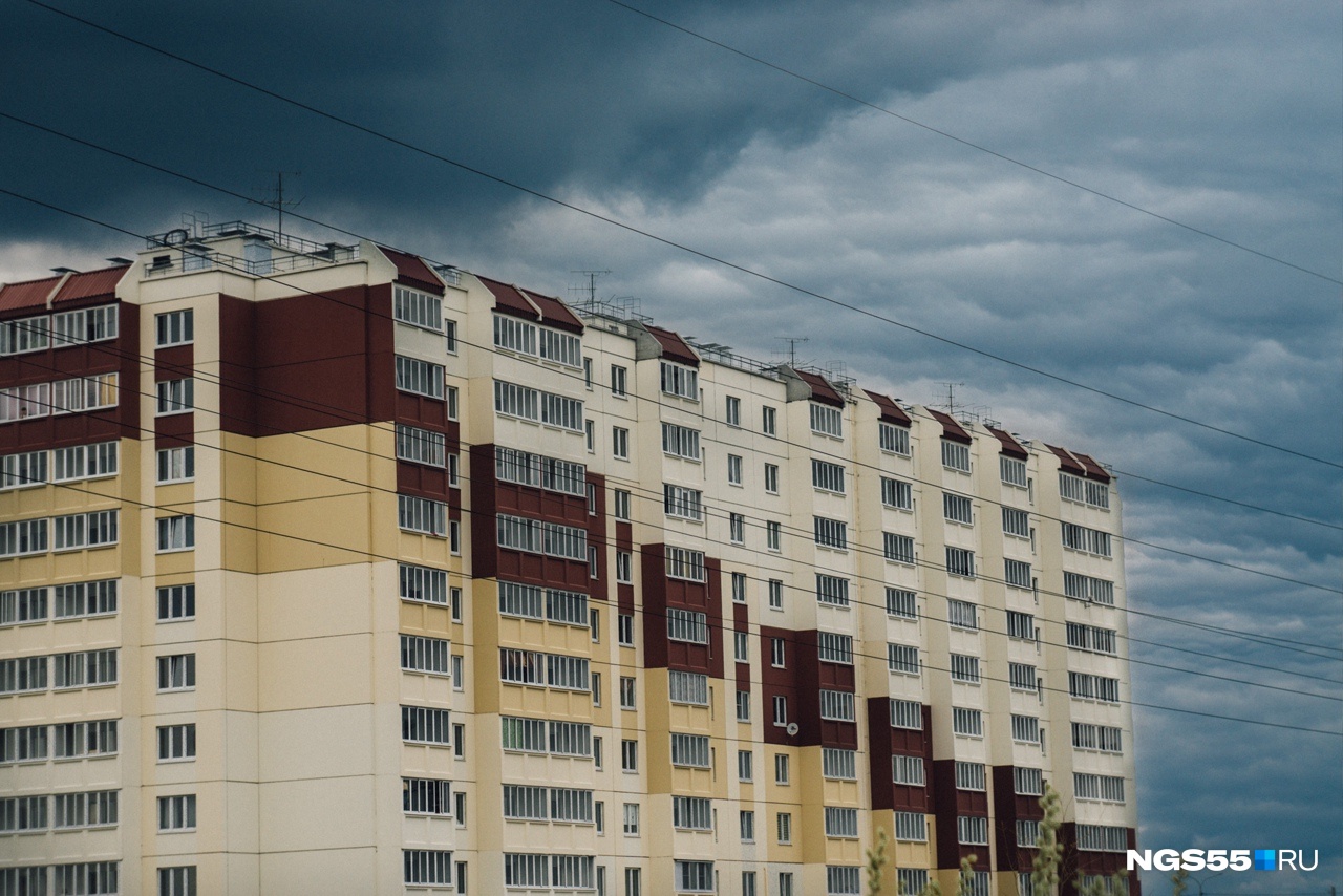 Жилье омск. Переселение из аварийного жилья Омск Московка 2. Дом для переселенцев в Омске на Московке. Октябрьская 55 Омск. Фото Кирова 18 Омск.