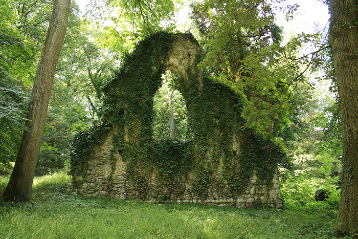 Многие постройки превратились в руины.