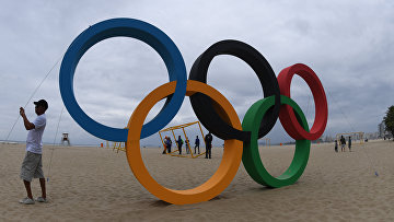 Олимпийские кольца на пляже Копакобана в Рио-де-Жанейро
