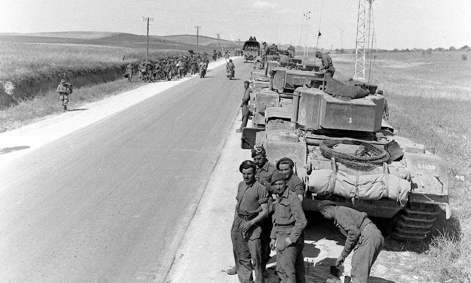 ​Колонна пленных, захваченных во время битвы за Эль-Аламейн, проходит мимо припаркованных на обочине «Черчиллей» - «Премьер» отправляется на передовую | Warspot.ru