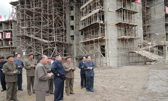 Турист случайно снял как работают на стройке в Северной Корее: видео Турист случайно снял как работают на стройке в Северной Корее: видео видео, снять, Северной, темпами, видео На, сваркой, занимались, стахановскими, офицера, объекте, другом, редкое, первую, защитного, туристу, Пхеньяне, возводятся, здания, очередь, удалось