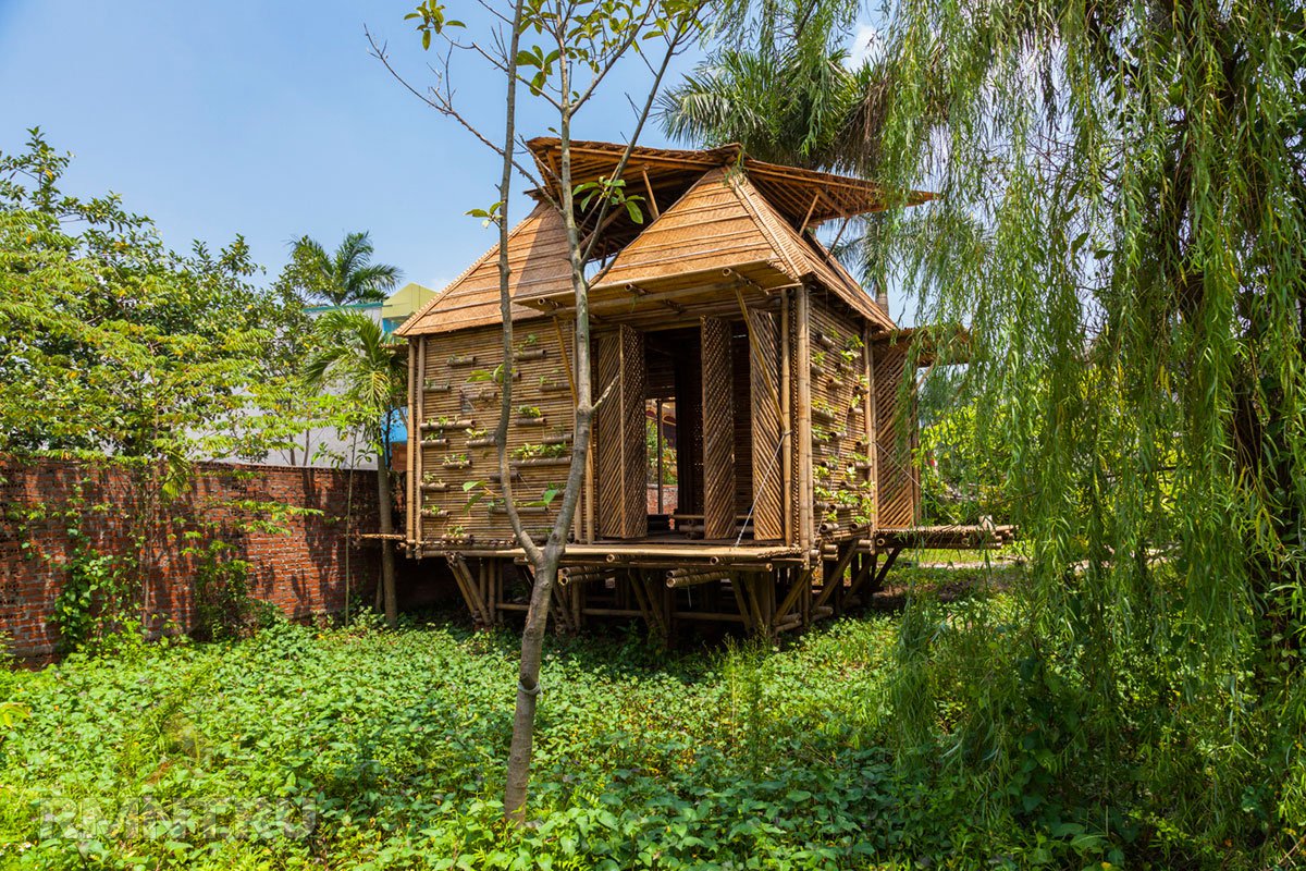 Маленький красивый домик из бамбука