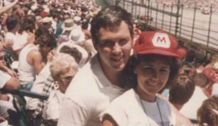 На снимке, сделанном в 1980-х, молодой Пенс посещает спортивное мероприятие со своей будущей супругой Карен Баттен, в возрасте 58 лет занимает пост 48-го вице-президента США.