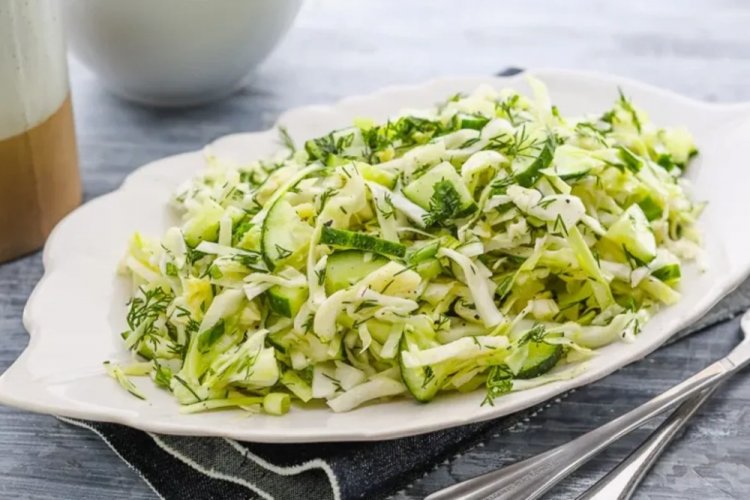 Салат с капустой, огурцом и укропом Салат с капустой, огурцом и укропом