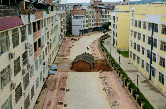 Что за странные дома торчат прямо посреди шоссе в некоторых местах Китая о недвижимости,ремонт и строительство