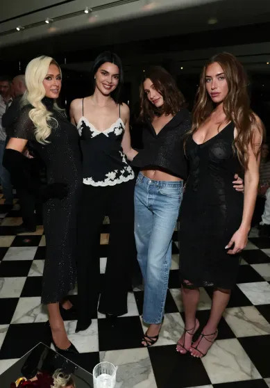 Пэрис Хилтон, Кендалл Дженнер, Хейли Бибер и Анастасия Караниколау