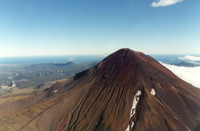 Вулкан на Курильских островах. | Фото: commons.wikimedia.org.