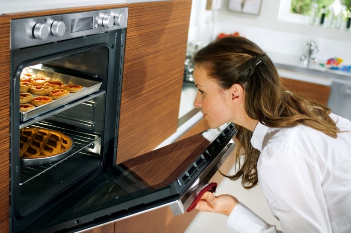 Открывая духовку каждые пять минут, вы нарушаете температурный режим. / Фото: rsloboda-rt.ru