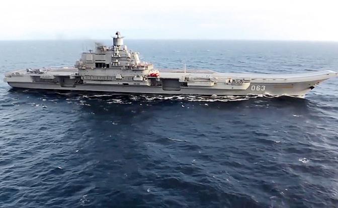 Тяжелый авианесущий крейсер "Адмирал Кузнецов", задействованный в операции по нанесению ударов по объектам террористов в Сирии