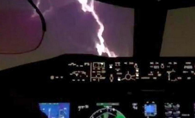Пилот снял на камеру, как выглядит удар молнии из кабины самолета. Видео