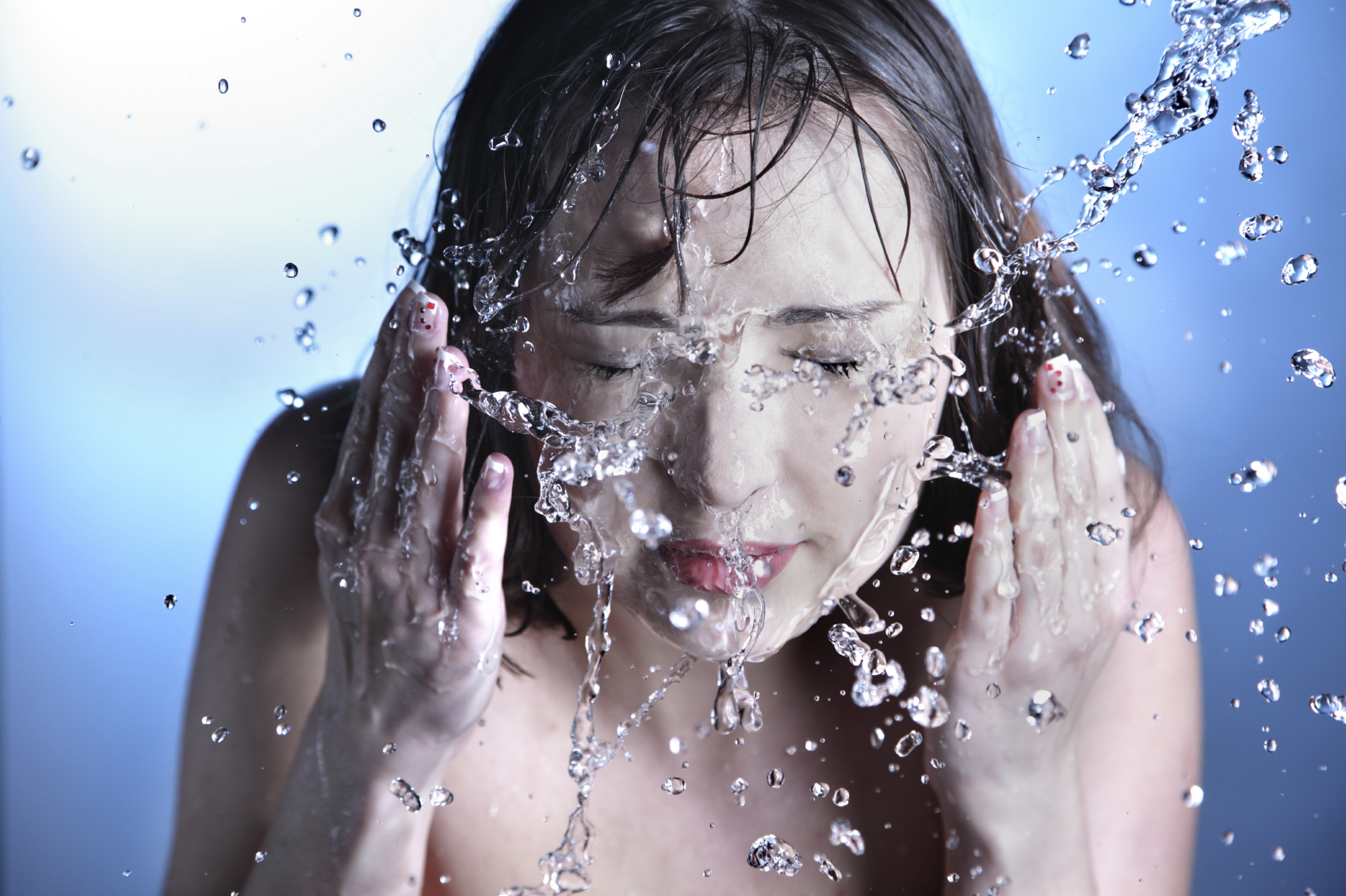 Холодная вода слушать. Умываться водой. Умывание лица. Девушка под струей воды. Девушка умывается водой.