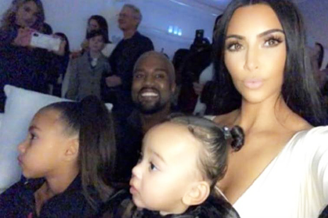 Катание на санках и танцы до утра: сестры Кардашьян-Дженнер отметили Рождество вместе с Джей Ло и Пэрис Хилтон новости