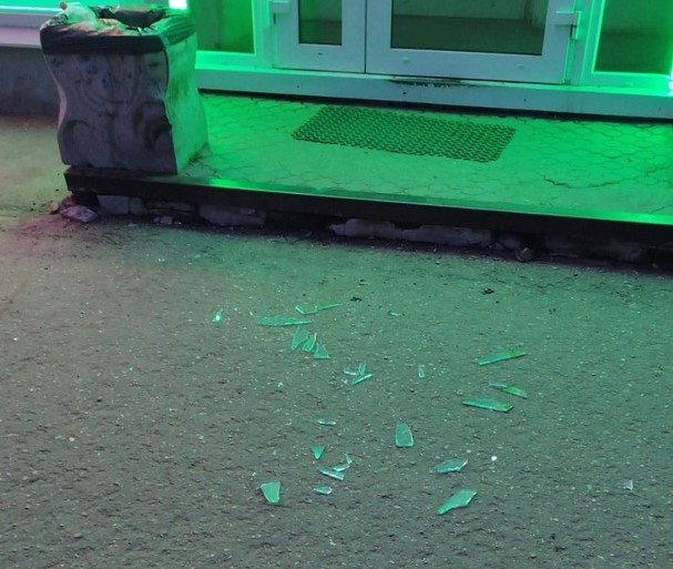 В Новгороде умерла 3-летняя девочка, на которую подросток с 5 этажа сбросил кусок стекла