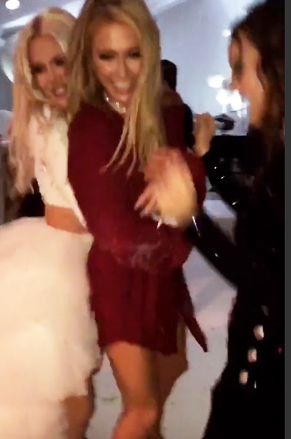 Катание на санках и танцы до утра: сестры Кардашьян-Дженнер отметили Рождество вместе с Джей Ло и Пэрис Хилтон новости