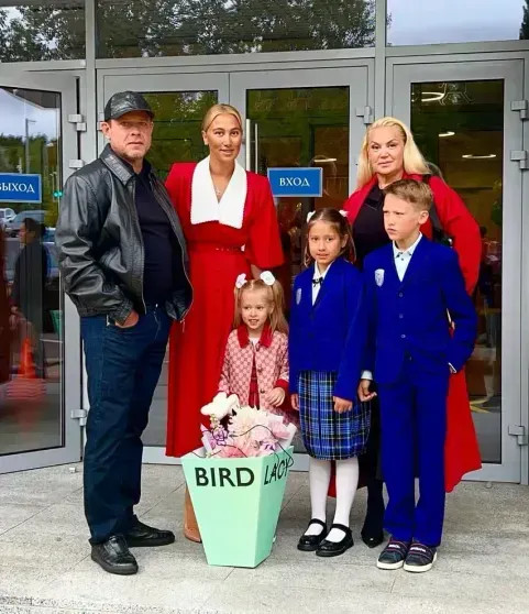 Жена Павла Буре Алина повеселилась в компании Яны Рудковской на фоне развода с ним Алина, Павел, БуреАлина, детьми, время, известно, которая, гостьей, супруга, Хасанова, после, недавнем, непростое, переживает, призналась, интервью, Павла, Кроме, разводом, менее