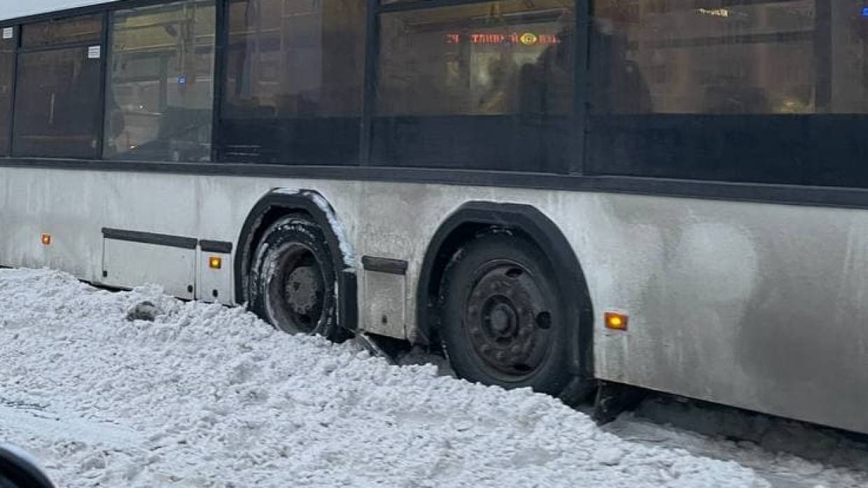 Водитель автобуса с оторвавшимся колесом сбил школьницу в Шушарах