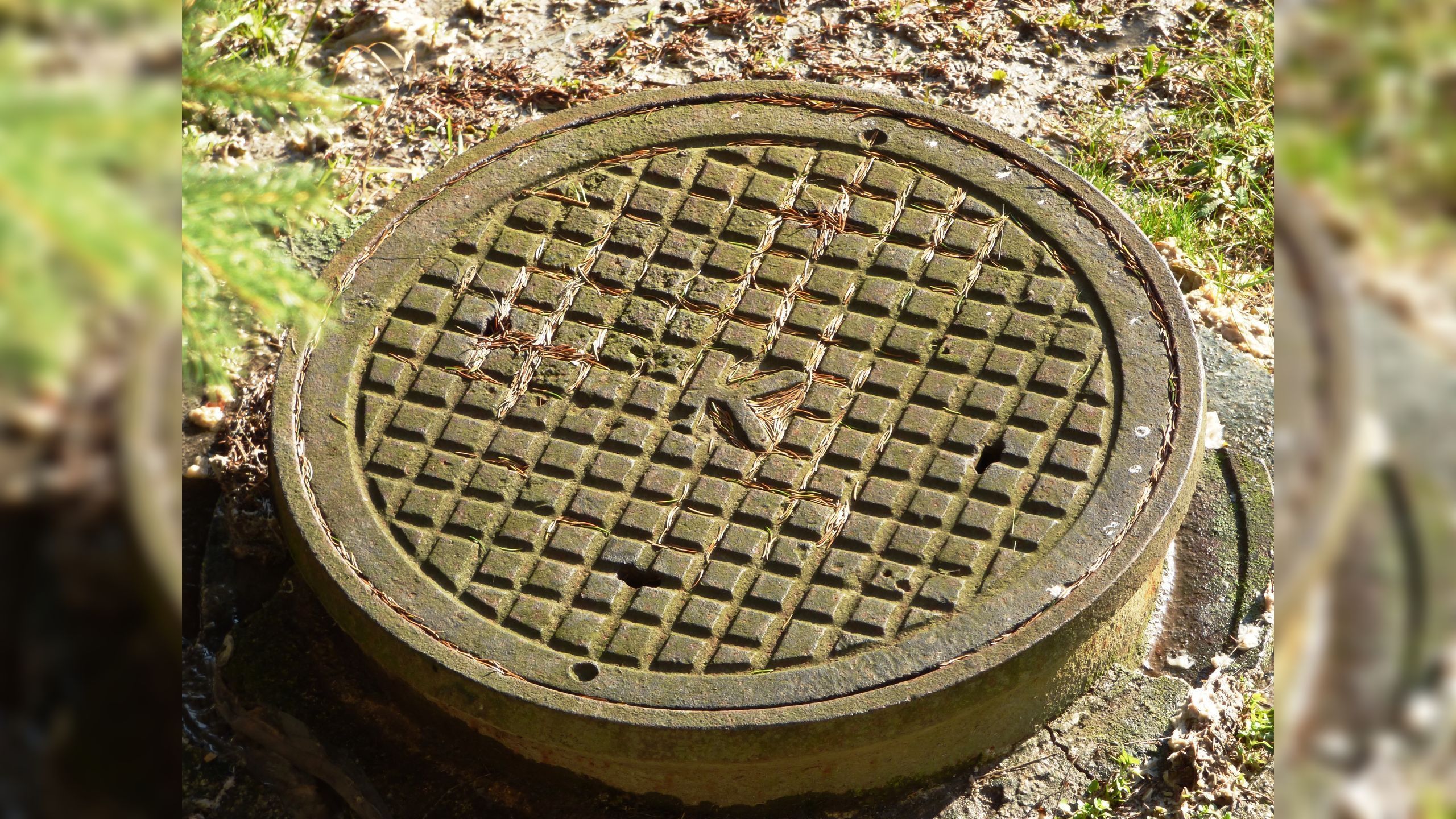 Мужчина залез в канализацию на парковке аэропорта Пулкова и застрял в трубе