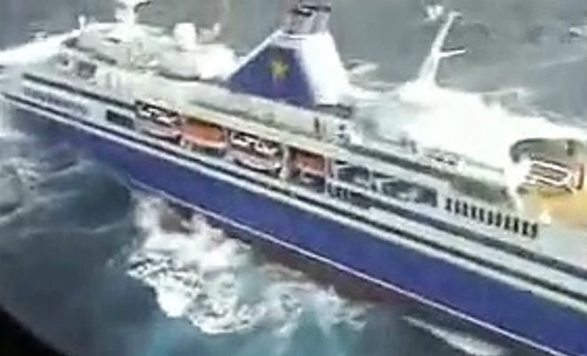 Круизный лайнер вошел в 9-бальный шторм: пассажиры сняли волны через палубу