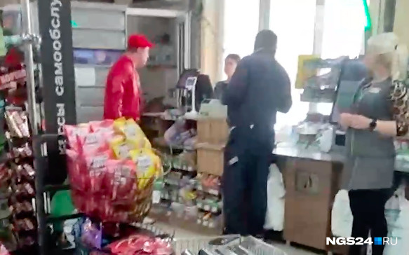 Двое мужчин прогнали мигранта из супермаркета в Красноярске