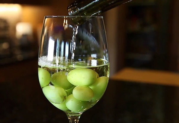 Заморозьте горсть винограда и бросьте виноградины в бокалы вместо льда - получится очень изысканно! отходы в доходы, советы, хозяйство