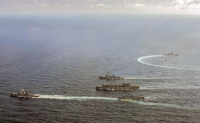 На фото: USS Donald Cook, USS Porter и USS Roosevelt и фрегат Британского Королевского флота HMS Kent в Баренцевом море