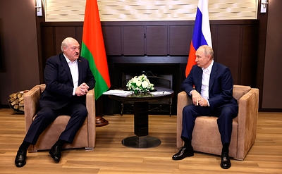 Лукашенко назвал Путина форпостом в противостоянии попыткам переписать историю