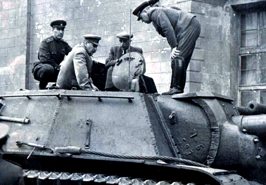 Верховный лично осматривает новую технику в Кремле, 1943 г.