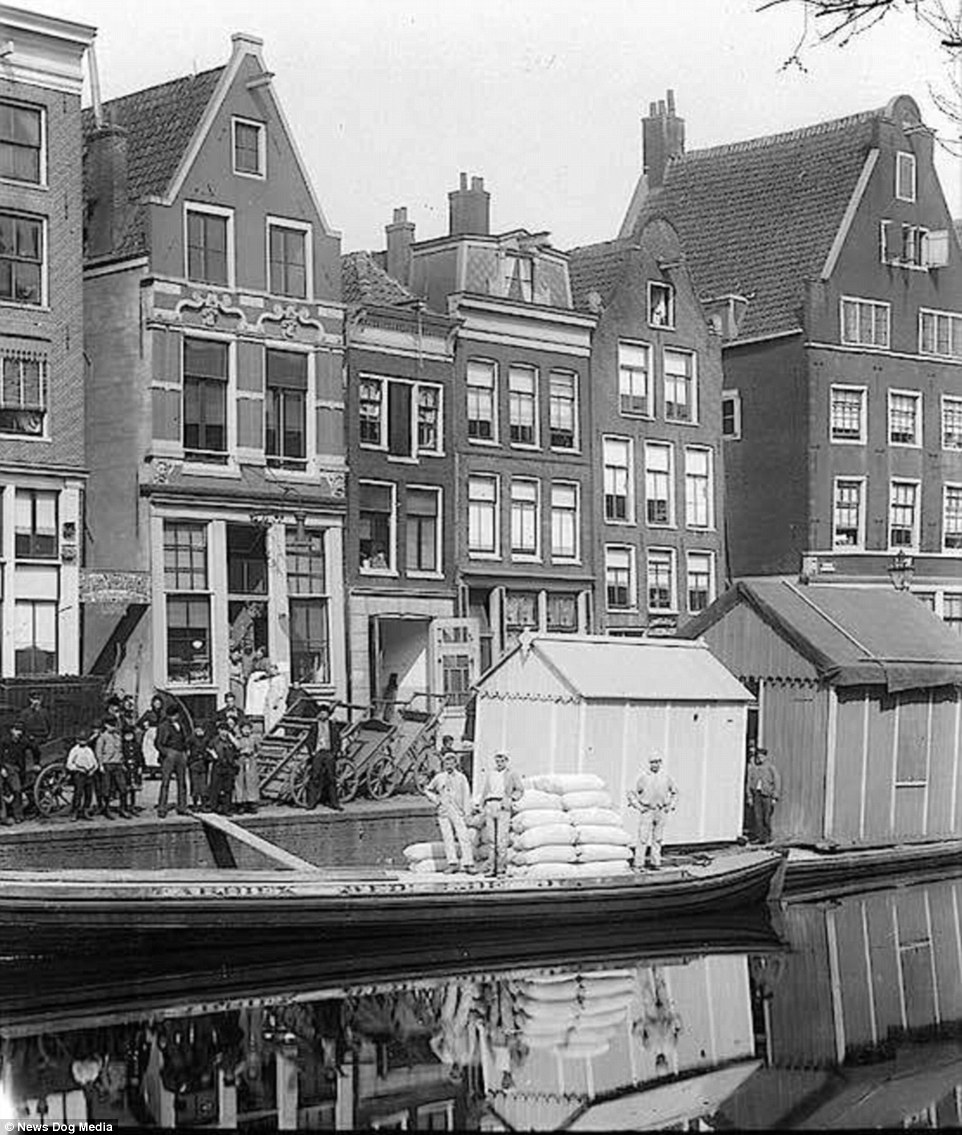 Самая древняя профессия в самом свободном городе: история квартала красных фонарей в Амстердаме 