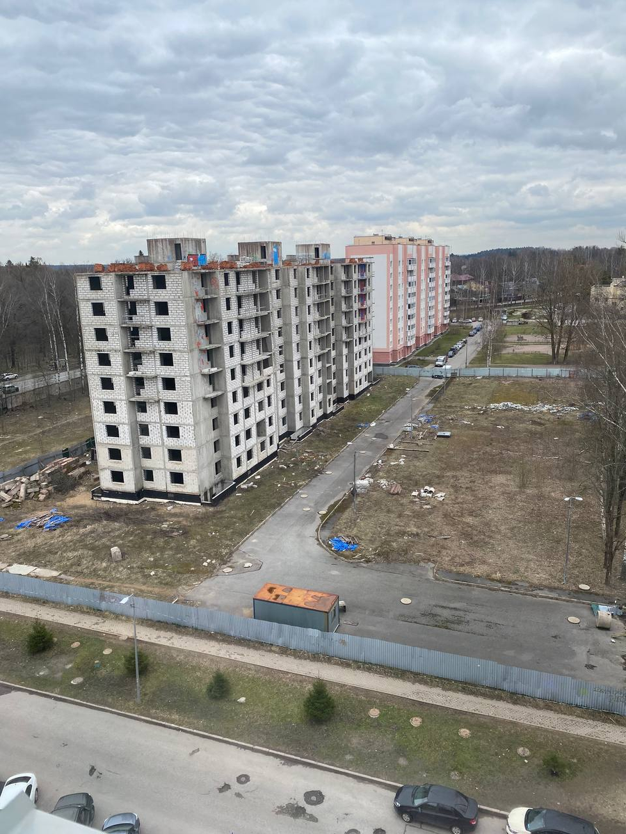 Пожалуй самой большой проблемой Министерства обороны на сегодняшний день являются сотни тысяч недостроенных квадратных метров жилья предназначенных для военнослужащих.-2