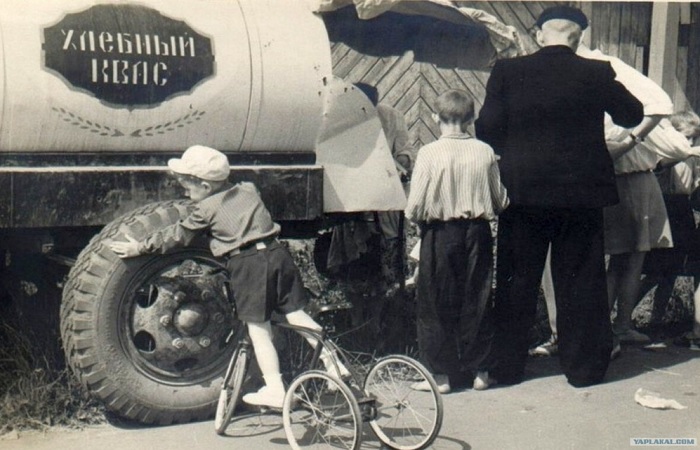 Иногда на бочке писали название кваса, но в основном было написано просто - квас. / Фото: knife.media