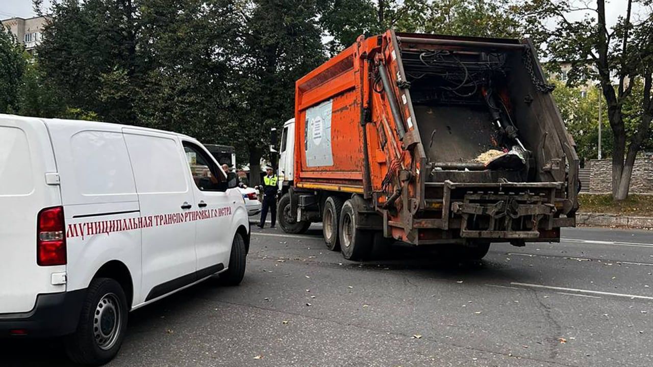 Более восьми тысяч человек выступили в защиту сбившего девочек в Истре водителя мусоровоза Происшествия