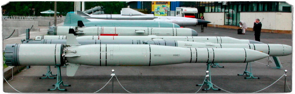 Источник: voennoe-obozrenie.ru. В кадре экспортная противолодочная ракета семейства 91Р. "Ответ" является её модернизированным вариантом для отечественного ВМФ. Дальность предполагается до 100 километров, что является хорошим результатом.