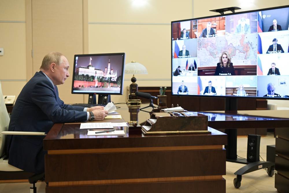 Путин обсудил с правительством ситуацию с коронавирусом и криптовалюты