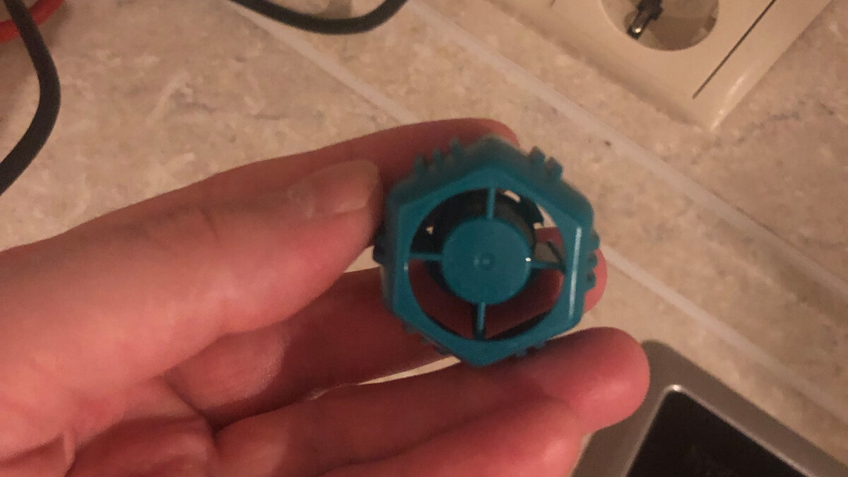 Как защитить вашего ребенка от его желания совать пальцы куда угодно подручными средствами.