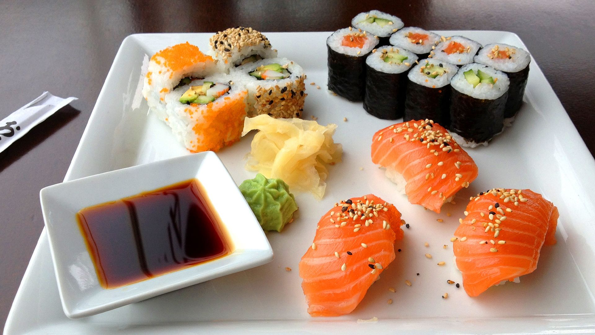 Сайт суши ем. Суши и роллы. Японская кухня. Роллы картинки. Красивые роллы.