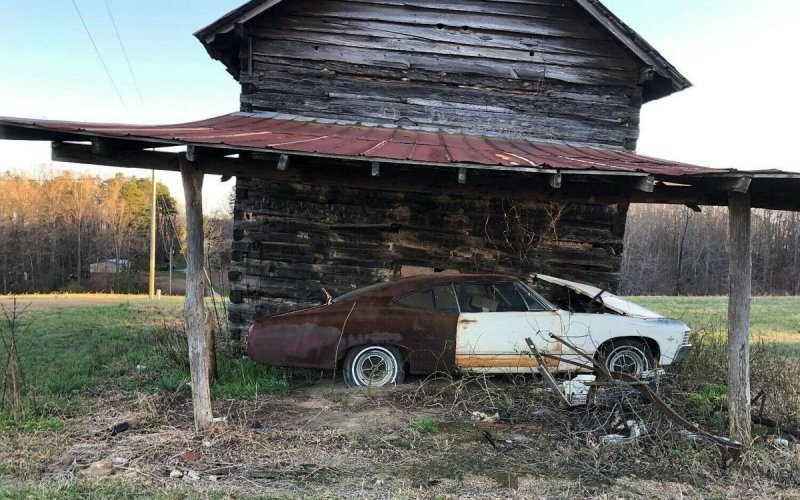 Брошенная Chevrolet Impala простояла 35 лет под навесом в поле 