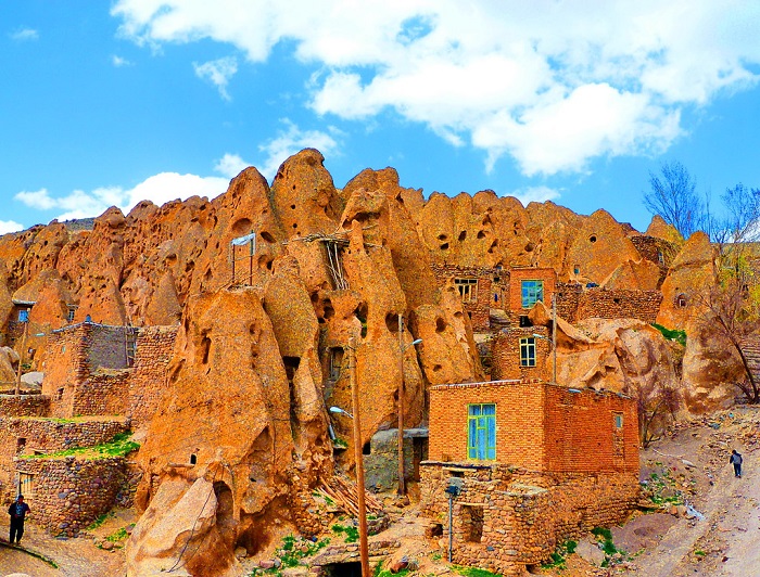 Пещерные дома, которые остались жилыми и даже эволюционировали под нужды современных людей. /Фото: islamosfera.ru