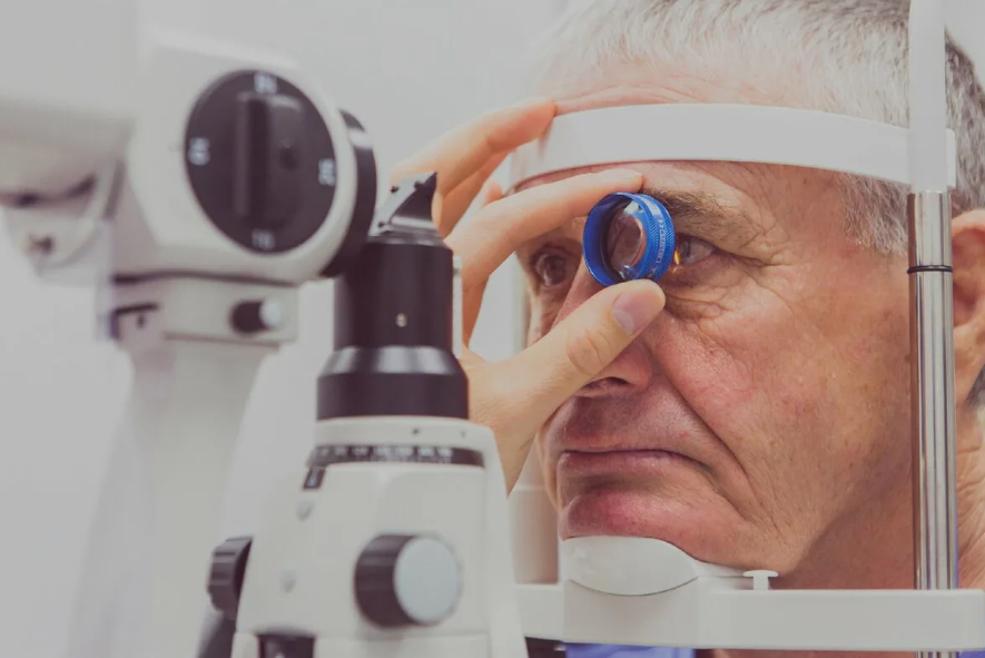 Одна из самых распространенных проблем современности - катаракта