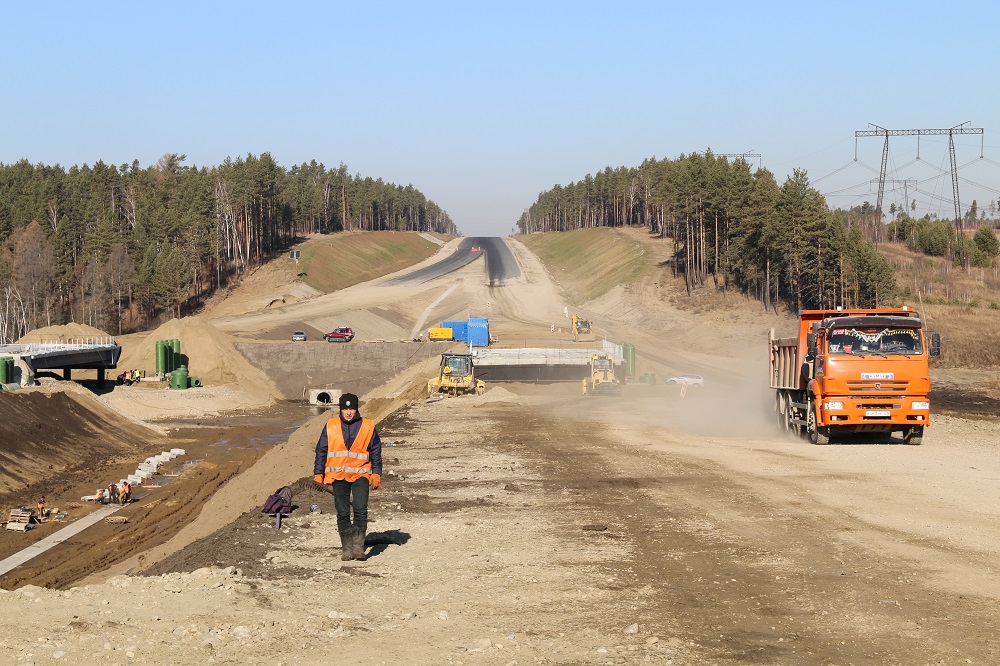 Пролет путепровода над железной дорогой, монтируют на строящейся автодороге в обход Усолья-Сибирского