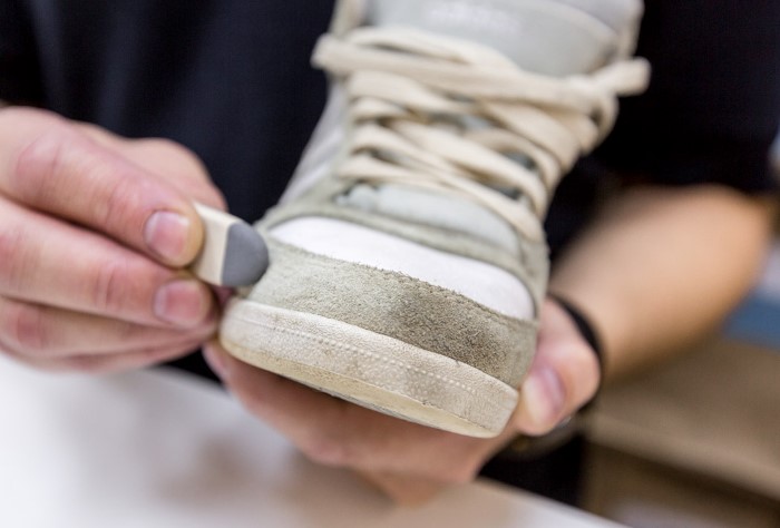 Помимо замшевой части, резинкой можно почистить и подошву / Фото: opt-833487.ssl.1c-bitrix-cdn.ru Помимо замшевой части, резинкой можно почистить и подошву / Фото: opt-833487.ssl.1c-bitrix-cdn.ru