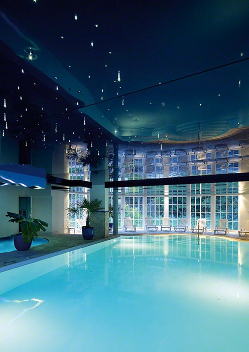 Невероятный дизайн крытого бассейна произведет просто незабываемое впечатление.