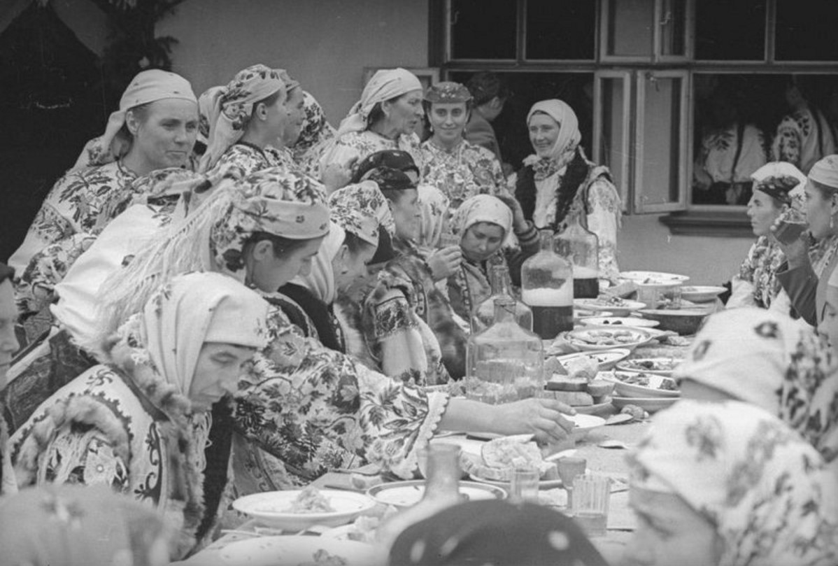 Смешные советские, картинка застолье в деревне