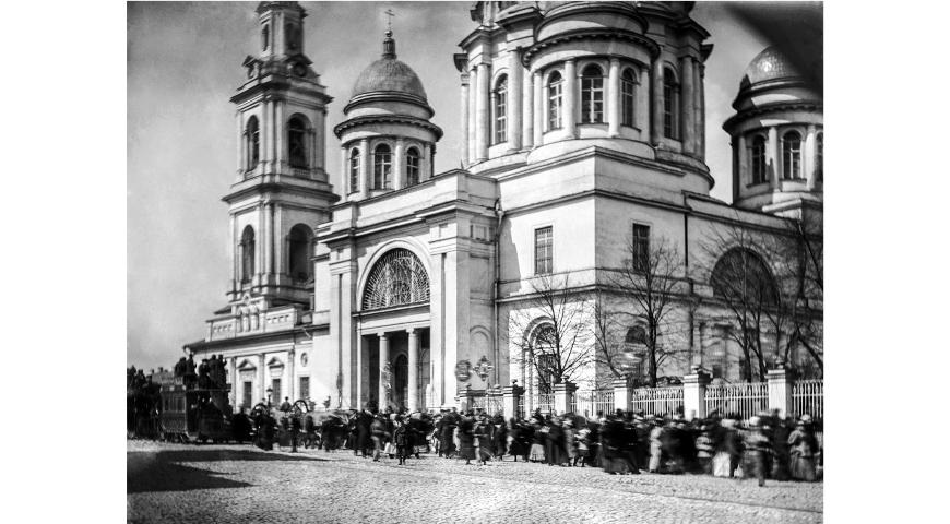 Когда у Кремля зажигали бенгальские огни и никто не ходил по кабакам. Пасха в Москве 150 лет назад города, службы, Васильевич, Пасху, апреля, Москвы, специальные, рабочего, столом, Медведева, время, улицах, изданная, церкви, домашние, изданная до, праздновали, кавалербудочник, кухарок, обычно