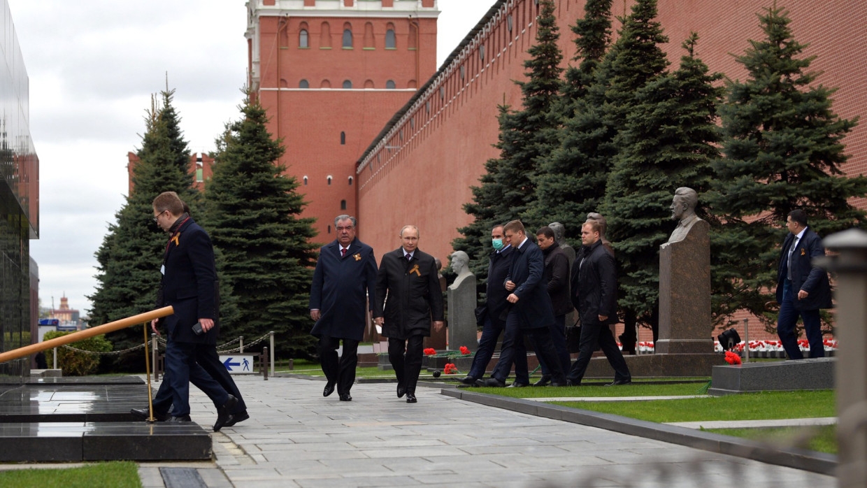 Путин возлагает цветы к могиле неизвестного солдата фото