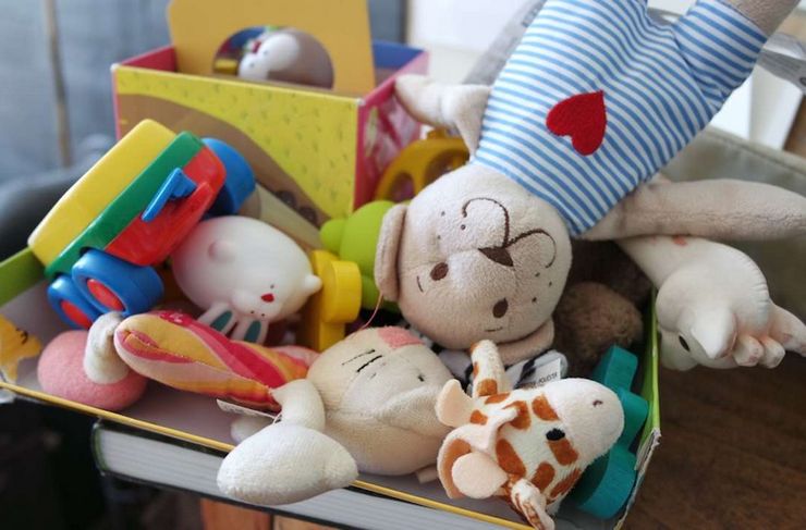 Почему дети ломают игрушки: как реагировать и что делать дети