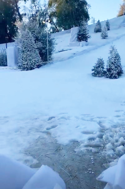 Катание на санках и танцы до утра: сестры Кардашьян-Дженнер отметили Рождество вместе с Джей Ло и Пэрис Хилтон новости