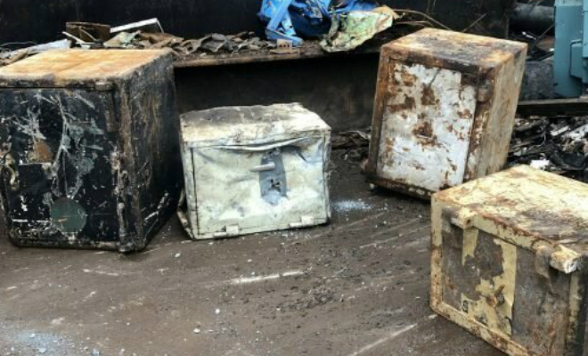 Заваренный ящик 30 лет использовали как стол на чердаке: при сносе дома его заметили и решили вскрыть Заваренный ящик 30 лет использовали как стол на чердаке: при сносе дома его заметили и решили вскрыть чердаке, время, мужчина, предложили, настоящим, внутри, железный, который, знакомому, своему, когда, открыть, откручивая, начал, гаечные, аккуратно, разбирать, сюрприз, настоящий, мужчины