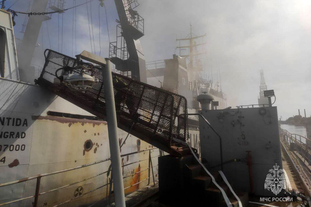 МЧС: в Калининградской области горит рыболовецкое судно
