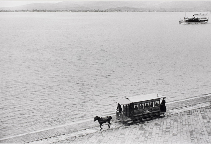 Конный трамвай и пароход в гавани Измира. Турция, 1934 год.
