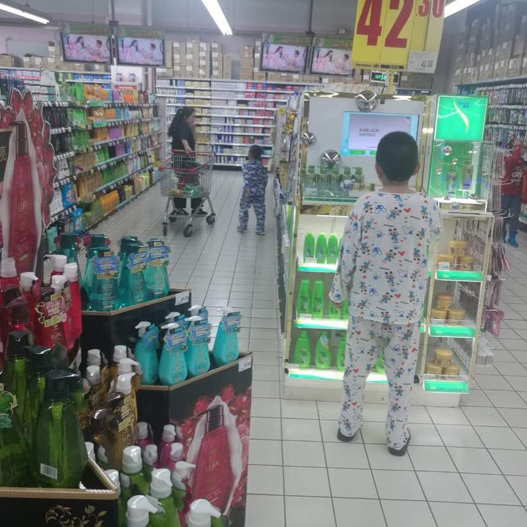 И взрослые, и дети в пижамах в китайском магазине